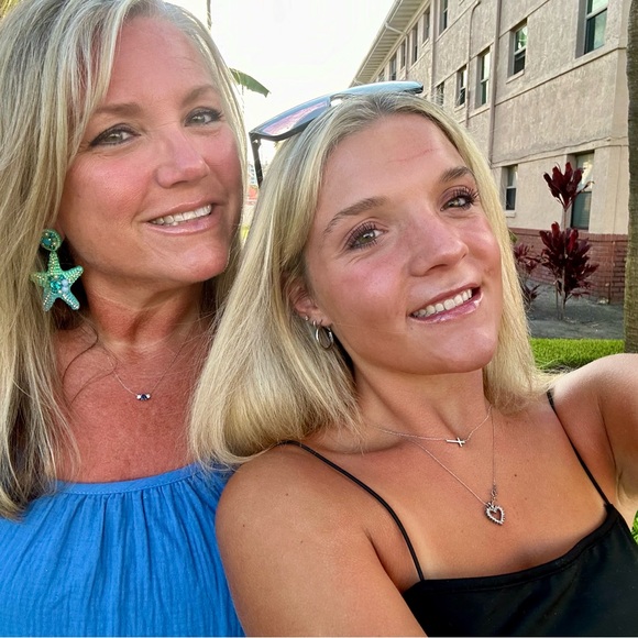 Meet your Posher, Traci - Picture 2 of 5